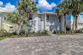 Dog Friendly Oceanfront Beach House by RedAwning