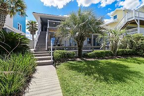 Dog Friendly Oceanfront Beach House by RedAwning