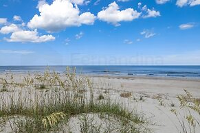 Dog Friendly Oceanfront Beach House by RedAwning