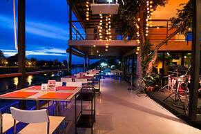 Dragon River Avenue Hotel