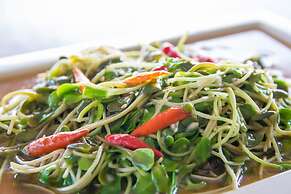 Dragon River Avenue Hotel