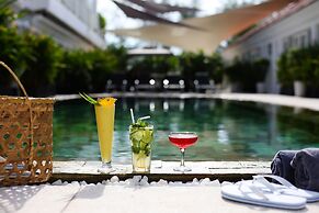 White Boutique Hotel & Residences