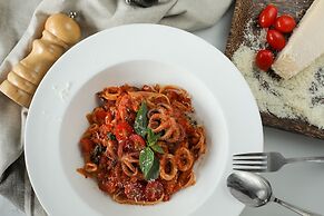 White Boutique Hotel & Residences