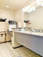 Breakers Boutique Inn