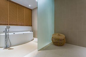 Crest Resort & Pool Villas