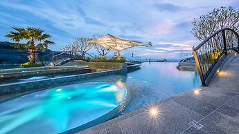 Crest Resort & Pool Villas