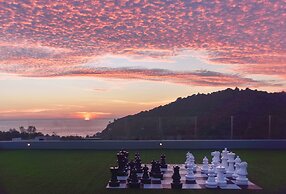 Crest Resort & Pool Villas