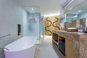 Crest Resort & Pool Villas