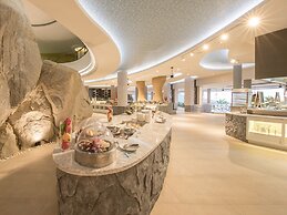 Crest Resort & Pool Villas