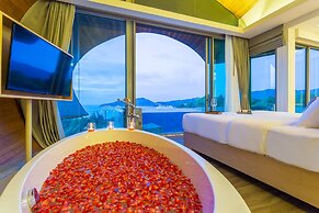 Crest Resort & Pool Villas