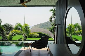 Crest Resort & Pool Villas