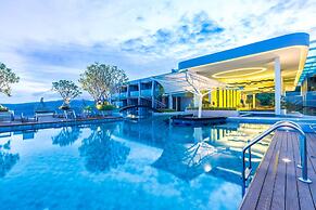 Crest Resort & Pool Villas