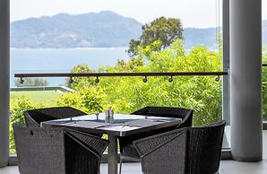 Crest Resort & Pool Villas