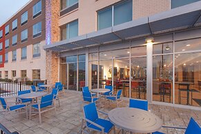 Holiday Inn Express and Suites Detroit/Sterling Heights by IHG