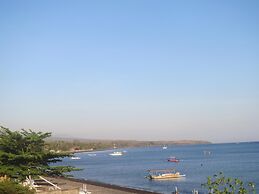 Amed Sari Beach Guesthouse