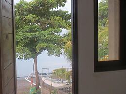 Amed Sari Beach Guesthouse