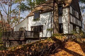 Castle on Glen - 3 Bedroom Home