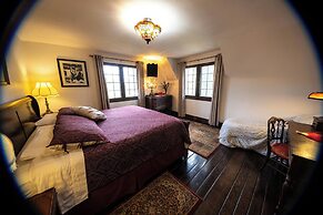 Castle on Glen - 3 Bedroom Home