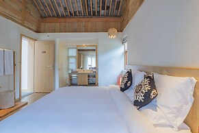 Arro Khampa by Zinc Journey Lijiang