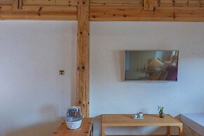 Arro Khampa by Zinc Journey Lijiang