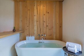 Arro Khampa by Zinc Journey Lijiang