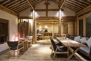 Arro Khampa by Zinc Journey Lijiang