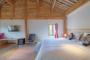 Arro Khampa by Zinc Journey Lijiang