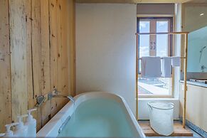 Arro Khampa by Zinc Journey Lijiang