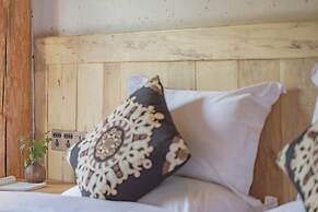 Arro Khampa by Zinc Journey Lijiang