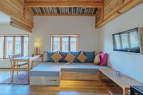 Arro Khampa by Zinc Journey Lijiang