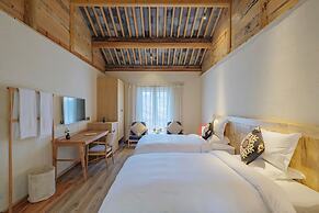 Arro Khampa by Zinc Journey Lijiang