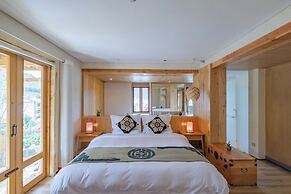 Arro Khampa by Zinc Journey Lijiang