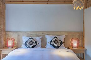 Arro Khampa by Zinc Journey Lijiang