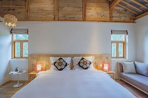 Arro Khampa by Zinc Journey Lijiang