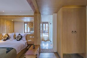 Arro Khampa by Zinc Journey Lijiang