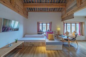 Arro Khampa by Zinc Journey Lijiang