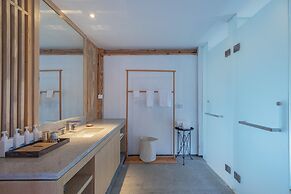 Arro Khampa by Zinc Journey Lijiang