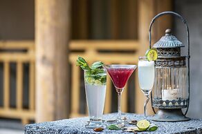 Arro Khampa by Zinc Journey Lijiang