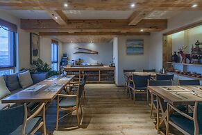 Arro Khampa by Zinc Journey Lijiang