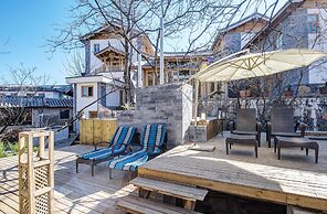 Arro Khampa by Zinc Journey Lijiang