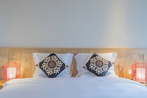 Arro Khampa by Zinc Journey Lijiang