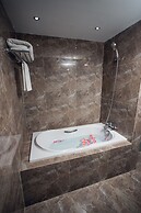 Elegant Hotel Pyi Thar Yar