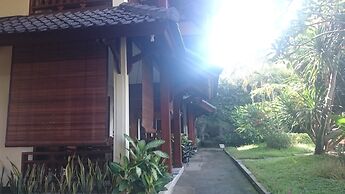 Batu Bolong Cottages