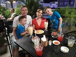 Maple Leaf Hotel & Apartment