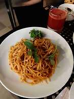 Maple Leaf Hotel & Apartment