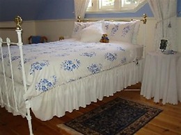 Water Bay Villa Bed and Breakfast