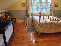 Water Bay Villa Bed and Breakfast