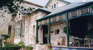 Water Bay Villa Bed and Breakfast