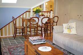 Water Bay Villa Bed and Breakfast