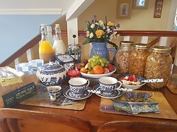 Water Bay Villa Bed and Breakfast